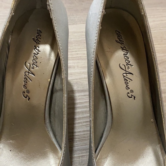 Easy Street Alive 5 Silver Shoes | Size 7 - Picture 8 of 9